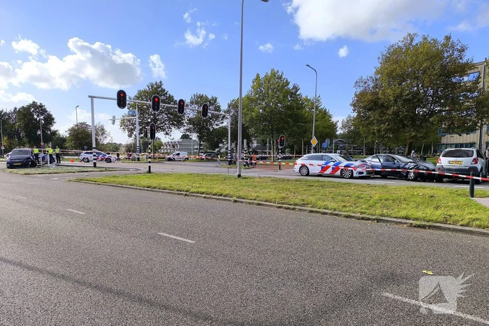 Persoon met handboeien meegenomen