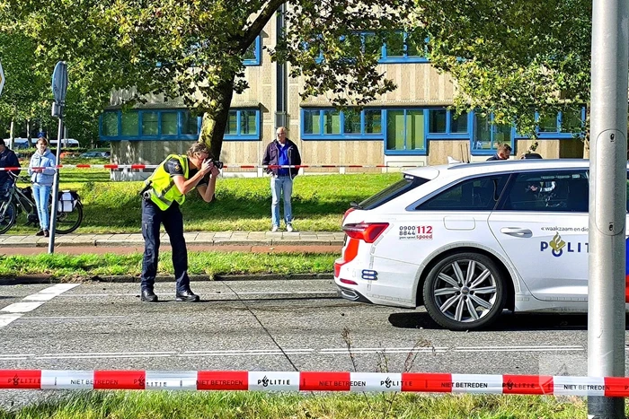 Persoon met handboeien meegenomen
