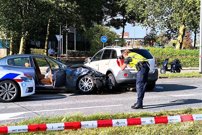 Persoon met handboeien meegenomen