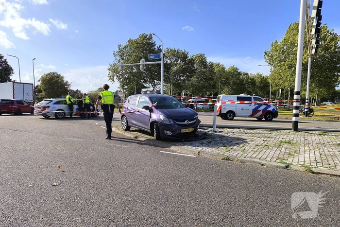 Persoon met handboeien meegenomen