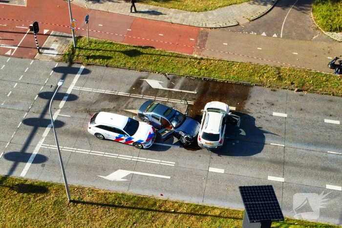 Persoon met handboeien meegenomen