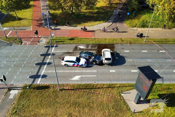Persoon met handboeien meegenomen