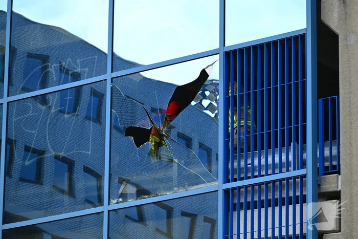 Hoge wind waait raam stuk