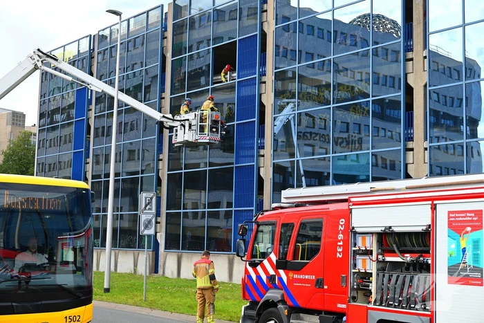 Hoge wind waait raam stuk