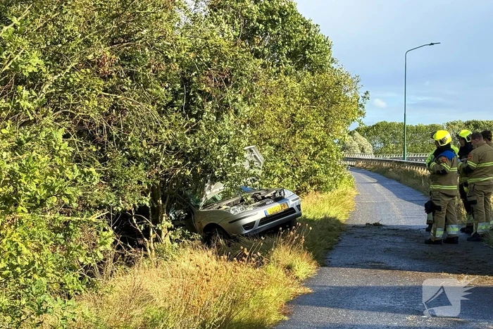 Automobiliste raakt gewond bij aanrijding tegen boom