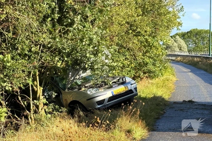 Automobiliste raakt gewond bij aanrijding tegen boom