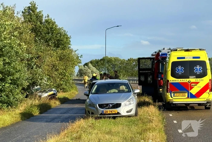Automobiliste raakt gewond bij aanrijding tegen boom