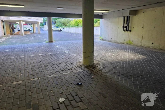 Automobiliste gewond bij botsing met pilaar in parkeergarage
