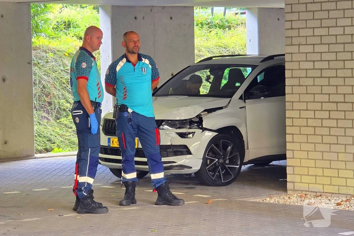 Automobiliste gewond bij botsing met pilaar in parkeergarage