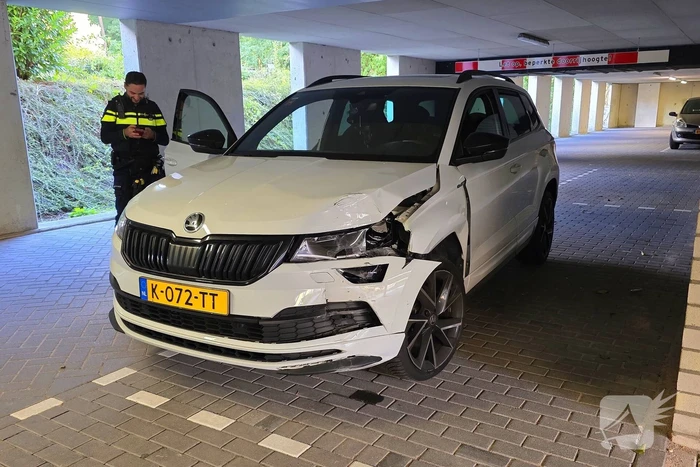 Automobiliste gewond bij botsing met pilaar in parkeergarage