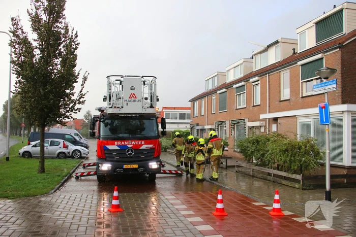 Brandweer verwijderd losgewaaid dakkapel