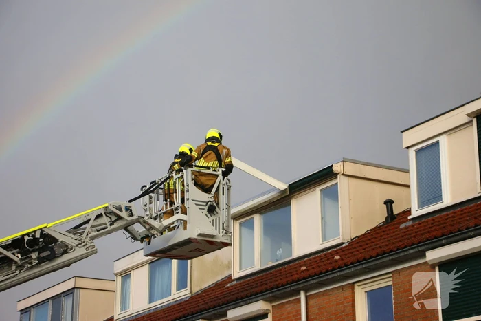 Brandweer verwijderd losgewaaid dakkapel