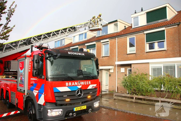 Brandweer verwijderd losgewaaid dakkapel