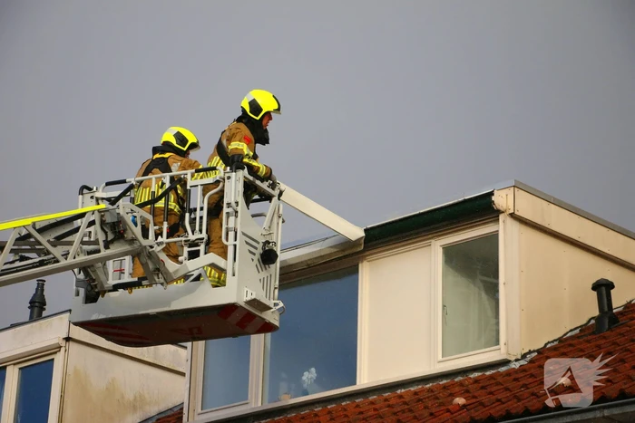 Brandweer verwijderd losgewaaid dakkapel