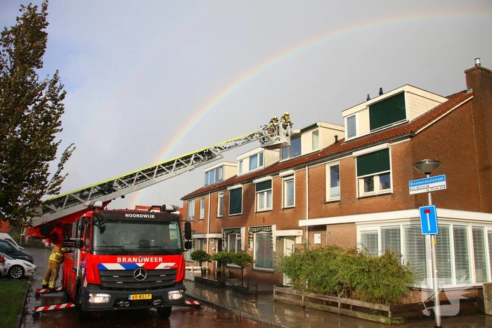 Brandweer verwijderd losgewaaid dakkapel