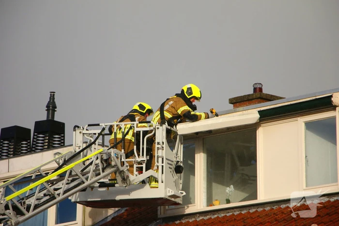 Brandweer verwijderd losgewaaid dakkapel