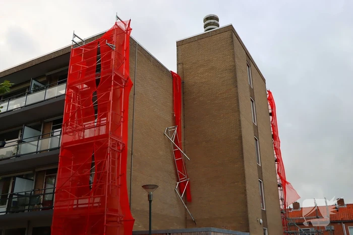 Harde wind veroorzaakt losse reling op steiger