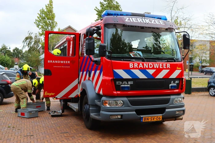 Harde wind veroorzaakt losse reling op steiger