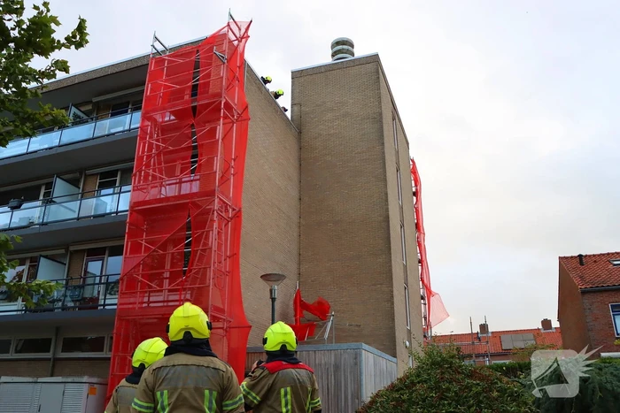 Harde wind veroorzaakt losse reling op steiger