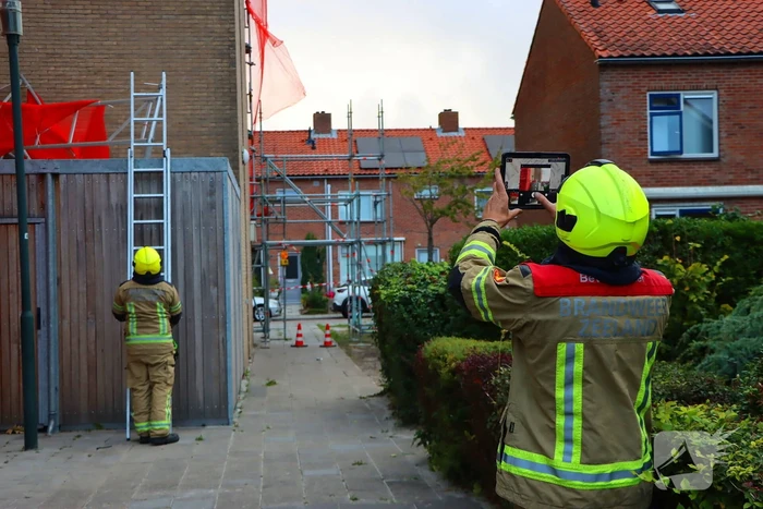 Harde wind veroorzaakt losse reling op steiger