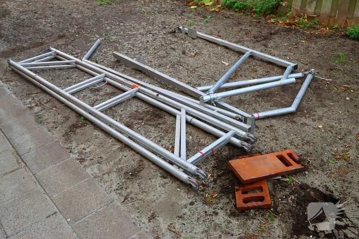 Harde wind veroorzaakt losse reling op steiger