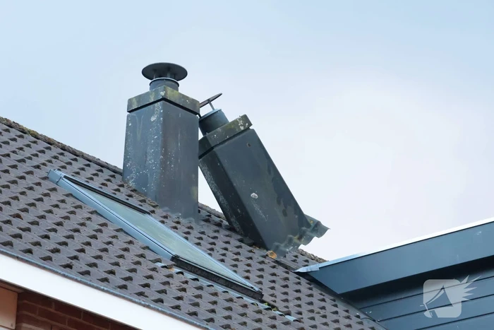 Schoorsteen los door stormachtig weer