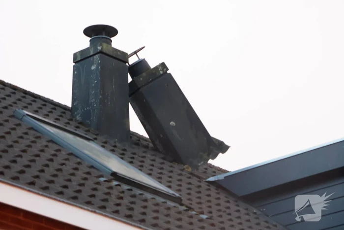 Schoorsteen los door stormachtig weer