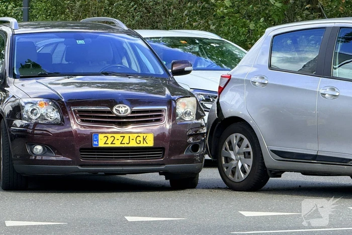 Auto's in botsing voor kruising