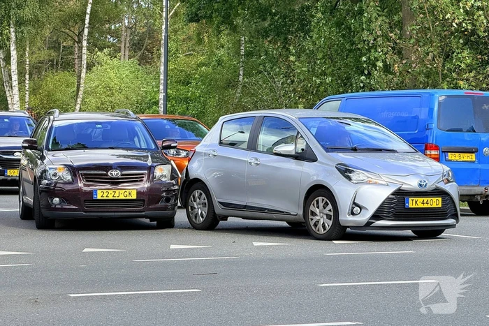Auto's in botsing voor kruising
