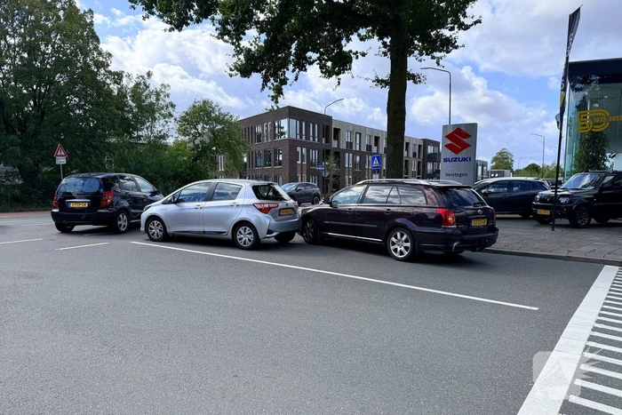 Auto's in botsing voor kruising