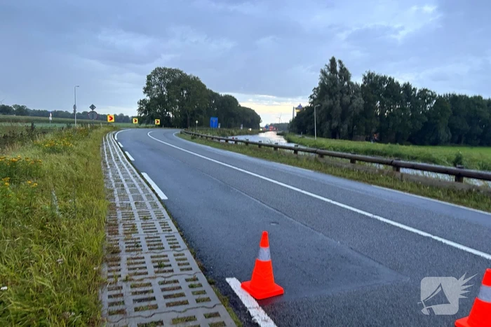 Auto belandt op dak in weiland