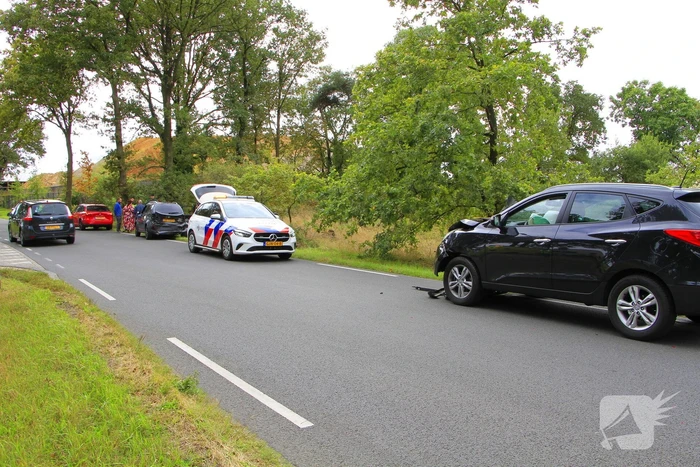 Aanrijding met letsel tussen drie voertuigen
