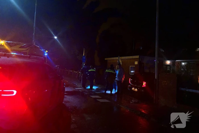 Auto botst met brommer en rijdt door