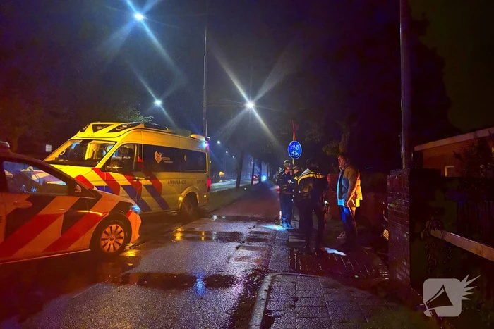 Auto botst met brommer en rijdt door