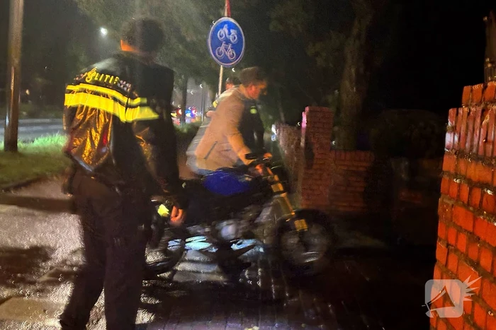 Auto botst met brommer en rijdt door