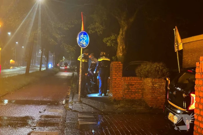 Auto botst met brommer en rijdt door