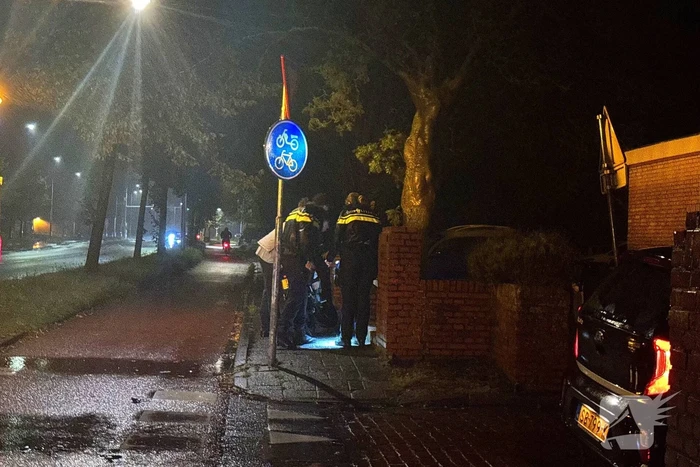 Auto botst met brommer en rijdt door