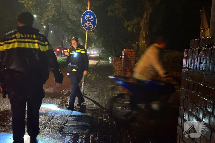 Auto botst met brommer en rijdt door