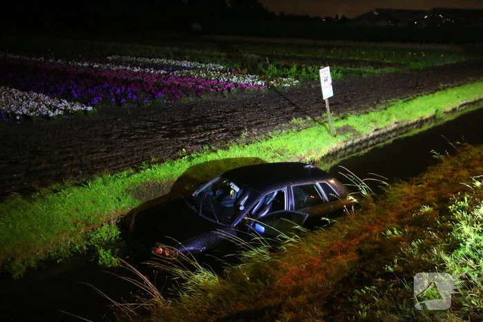 Automobilist haalt nat pak na te water raken
