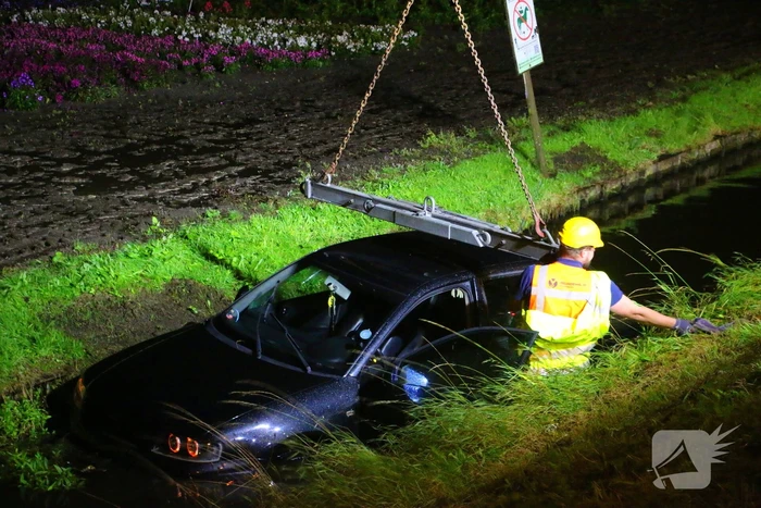 Automobilist haalt nat pak na te water raken