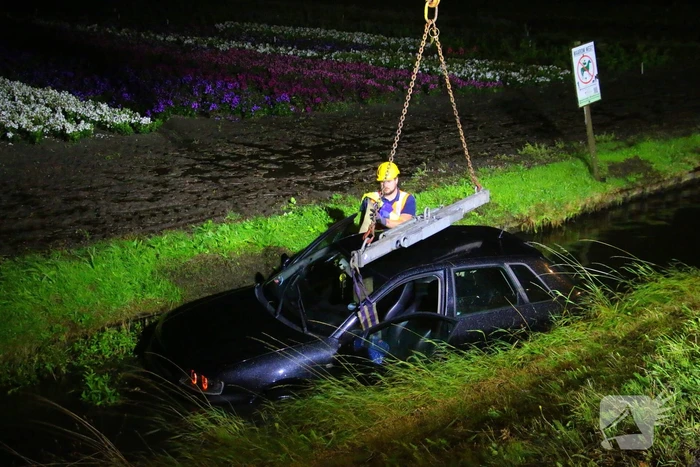 Automobilist haalt nat pak na te water raken