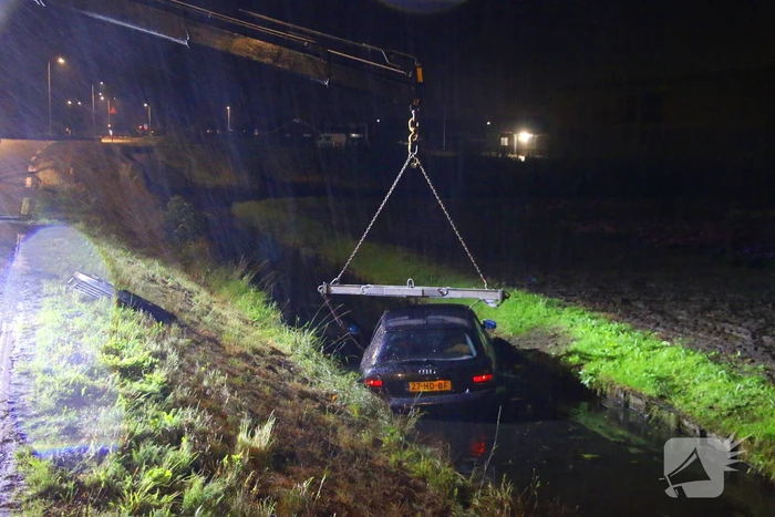 Automobilist haalt nat pak na te water raken