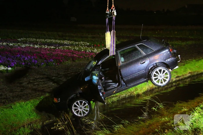 Automobilist haalt nat pak na te water raken