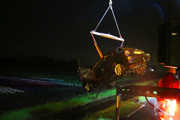 Automobilist haalt nat pak na te water raken