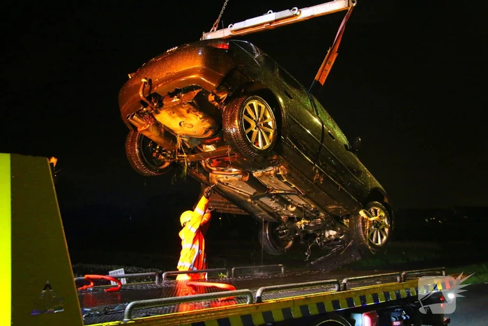 Automobilist haalt nat pak na te water raken