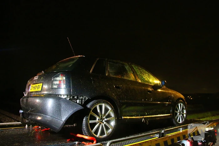 Automobilist haalt nat pak na te water raken