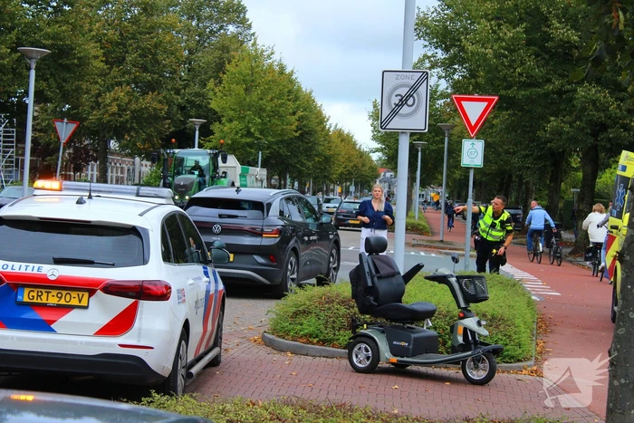 Overstekende scootmobiel aangereden