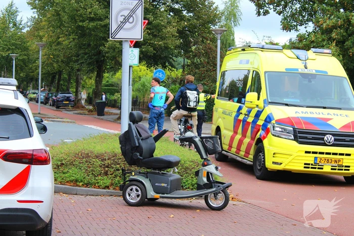 Overstekende scootmobiel aangereden