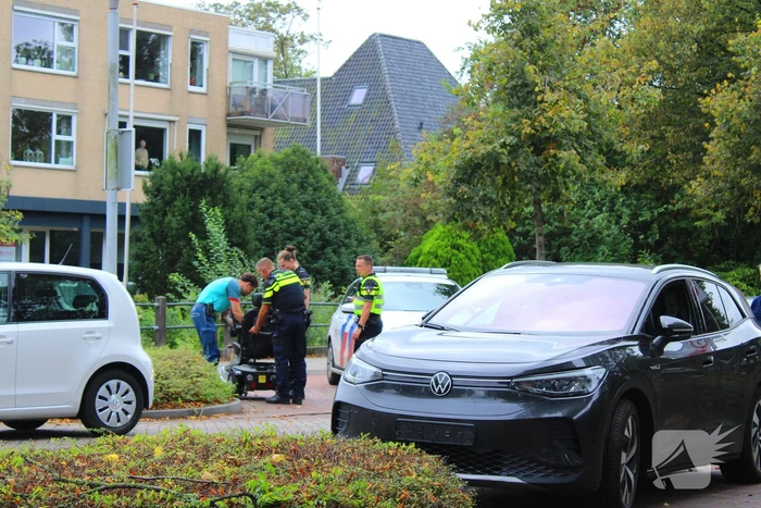 Overstekende scootmobiel aangereden