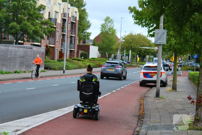 Overstekende scootmobiel aangereden